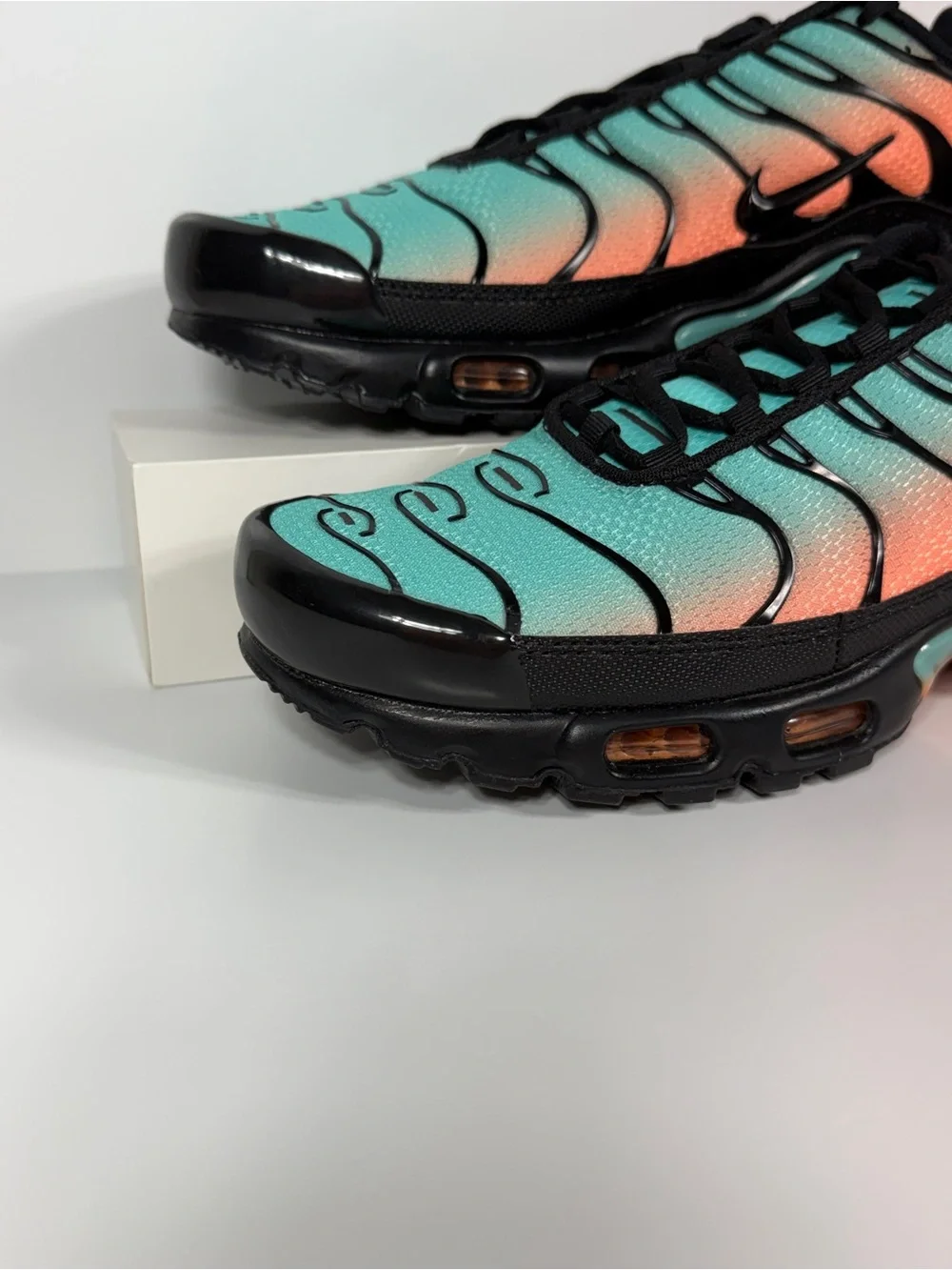 AIR MAX PLUS SOUTH BEACH AURORA GREEN ORANGE PULSE MENS SHOES SIZE 9.5 BLACK NEW